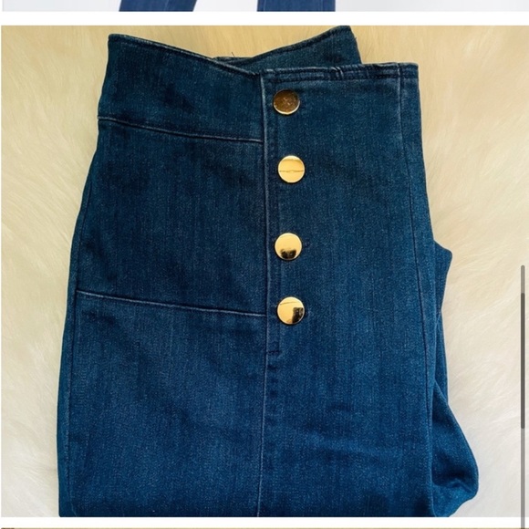 TRENDY BLUE WASH HIGH WAIST WOMEN JEANS ONLY WORN ONCE AND CLEANED - Picture 4 of 6